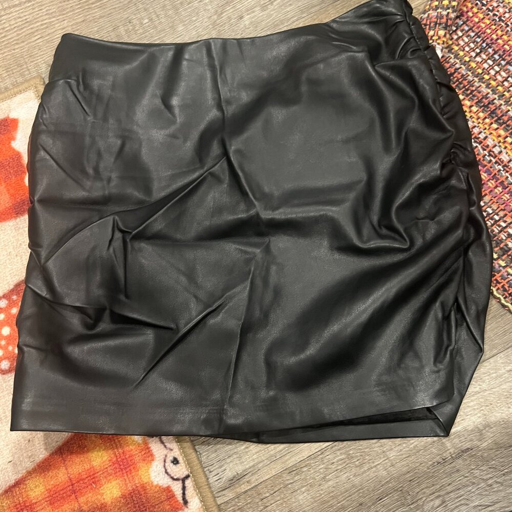 Tart large black mini skirt